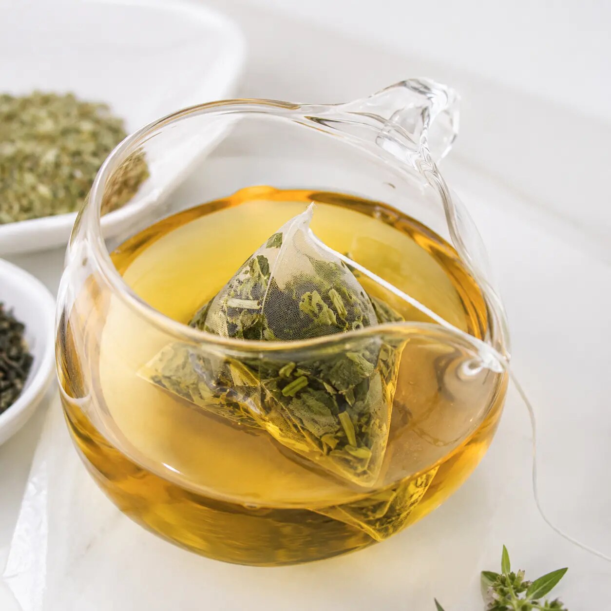 金黃茶湯與三角立體原片茶包